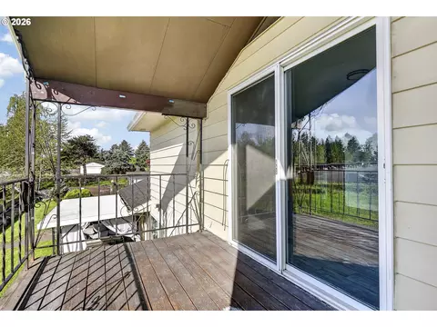 Exterior - 1702 NE Hogan Dr, Gresham, OR 97030 photo 4 of 9