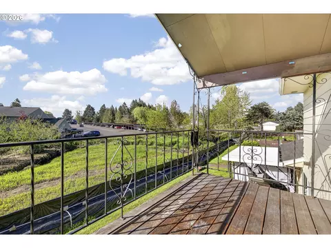 Exterior - 1702 NE Hogan Dr, Gresham, OR 97030 photo 3 of 9
