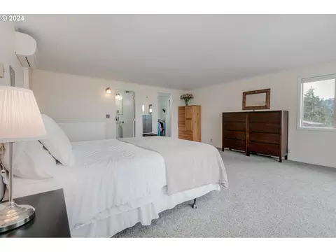 Bedroom - 1151 Lorane Hwy, Eugene, OR 97405 photo 5 of 7