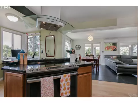 Kitchen - 1151 Lorane Hwy, Eugene, OR 97405 photo 2 of 3