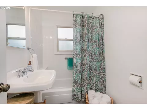Bath - 1151 Lorane Hwy, Eugene, OR 97405 photo 1 of 3