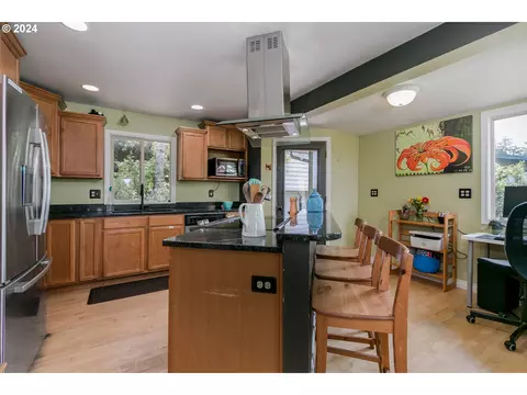 Kitchen - 1151 Lorane Hwy, Eugene, OR 97405 photo 3 of 3
