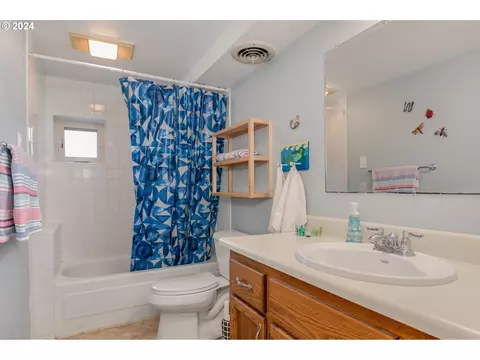 Bath - 1151 Lorane Hwy, Eugene, OR 97405 photo 2 of 3