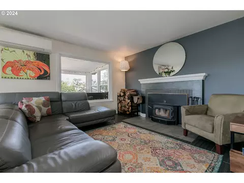 Living - 1151 Lorane Hwy, Eugene, OR 97405 photo 1 of 2