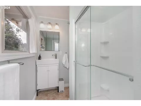Bath - 1151 Lorane Hwy, Eugene, OR 97405 photo 3 of 3