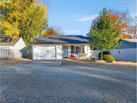 945 Laurel Ln, Oregon City, OR 97045
