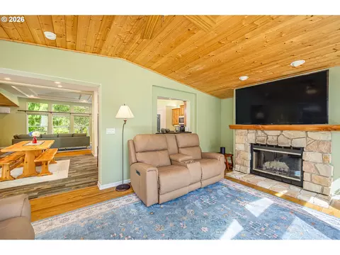 Living - 5004 N Loftus Rd, Florence, OR 97439 photo 2 of 5