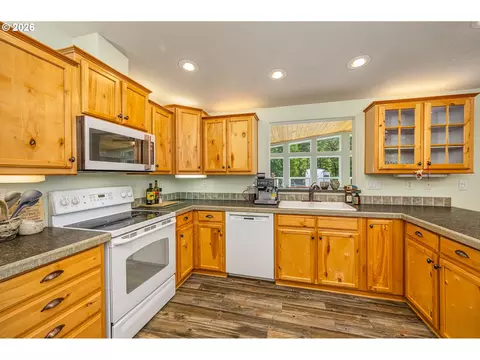 Kitchen - 5004 N Loftus Rd, Florence, OR 97439 photo 2 of 3