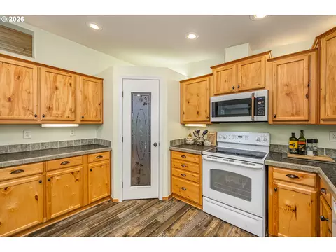 Kitchen - 5004 N Loftus Rd, Florence, OR 97439 photo 3 of 3