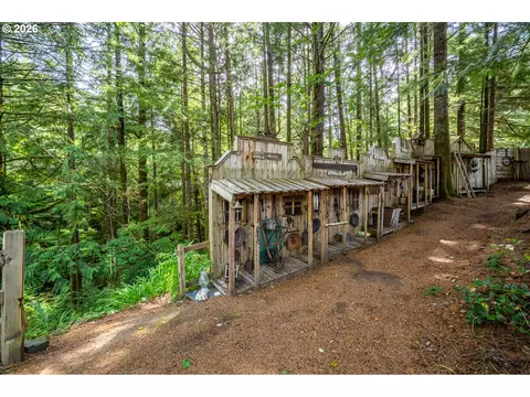 Exterior - 5004 N Loftus Rd, Florence, OR 97439 photo 6 of 11