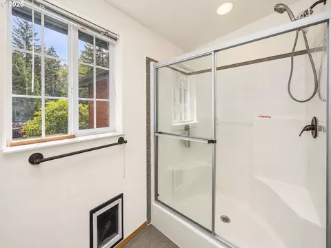 Bath - 5004 N Loftus Rd, Florence, OR 97439 photo 3 of 3