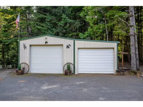 Exterior - 5004 N Loftus Rd, Florence, OR 97439 photo 3 of 11