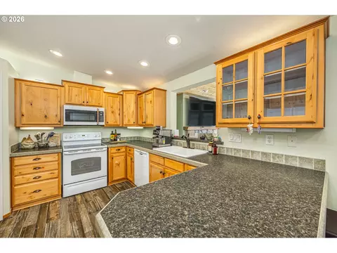 Kitchen - 5004 N Loftus Rd, Florence, OR 97439 photo 1 of 3