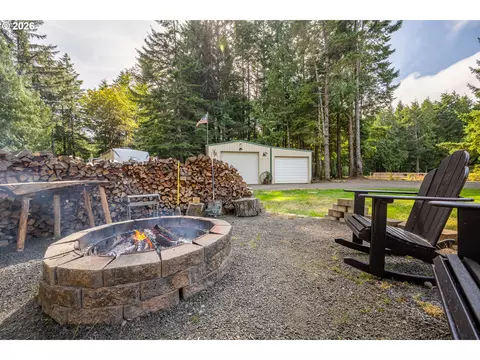 Exterior - 5004 N Loftus Rd, Florence, OR 97439 photo 5 of 11