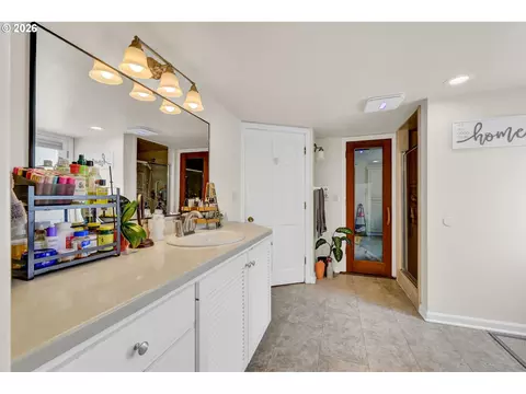 Bath - 850 E Beacon Dr, Eugene, OR 97404 photo 5 of 6