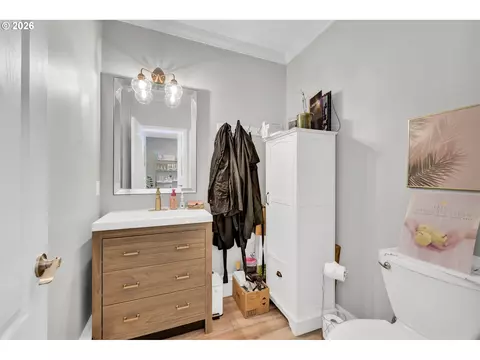 Bath - 850 E Beacon Dr, Eugene, OR 97404 photo 6 of 6