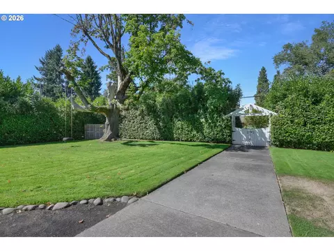 Exterior - 850 E Beacon Dr, Eugene, OR 97404 photo 9 of 11
