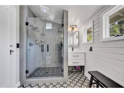 Bath - 850 E Beacon Dr, Eugene, OR 97404 photo 2 of 6