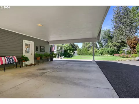 Exterior - 850 E Beacon Dr, Eugene, OR 97404 photo 5 of 11