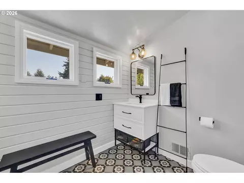 Bath - 850 E Beacon Dr, Eugene, OR 97404 photo 3 of 6