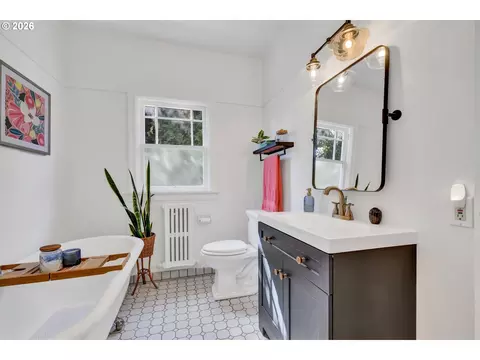 Bath - 850 E Beacon Dr, Eugene, OR 97404 photo 1 of 6