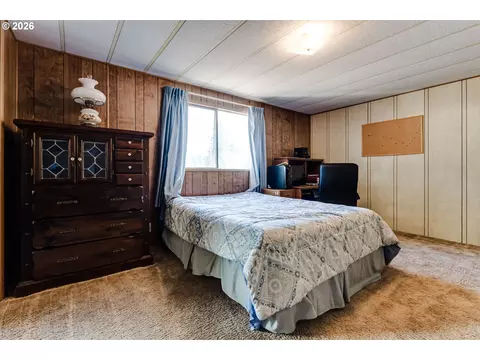 Bedroom - 34714 Highway 58, Eugene, OR 97405 photo 1 of 3