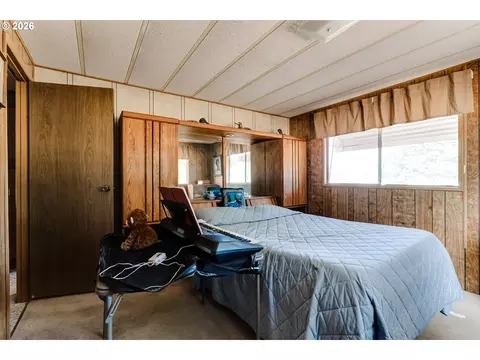 Bedroom - 34714 Highway 58, Eugene, OR 97405 photo 2 of 3