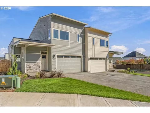 210 Black Hawk Ct, Columbia City, OR 97018