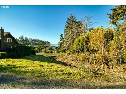 30 Jonis Way, Yachats, OR 97498