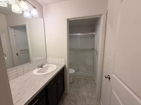 Bath - 2123 SE 19th St, Gresham, OR 97080 photo 2 of 4