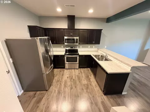 Kitchen - 2123 SE 19th St, Gresham, OR 97080 photo 3 of 3