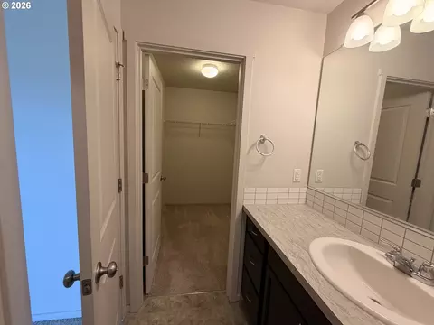Bath - 2123 SE 19th St, Gresham, OR 97080 photo 3 of 4