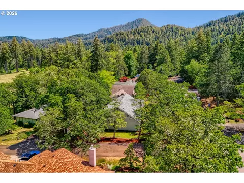 View/Area - 4007 Brae Burn Dr, Eugene, OR 97405 photo 3 of 4