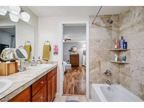 Bath - 4007 Brae Burn Dr, Eugene, OR 97405 photo 2 of 4