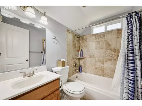 Bath - 4007 Brae Burn Dr, Eugene, OR 97405 photo 4 of 4