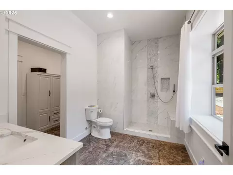 Bath - 4005 Cloudview Dr, Salem, OR 97302 photo 4 of 4