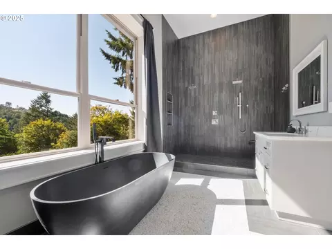 Bath - 4005 Cloudview Dr, Salem, OR 97302 photo 3 of 4