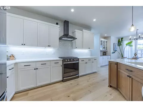 Kitchen - 1068 Kintzley Ave, Springfield, OR 97478 photo 4 of 4
