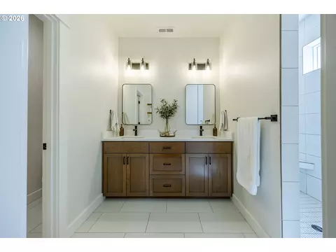 Bath - 1068 Kintzley Ave, Springfield, OR 97478 photo 2 of 3