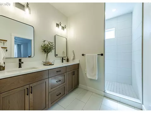 Bath - 1068 Kintzley Ave, Springfield, OR 97478 photo 3 of 3
