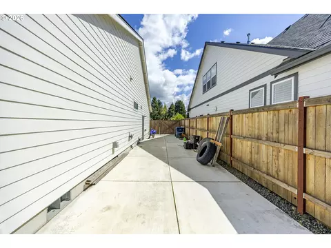 Exterior - 1068 Kintzley Ave, Springfield, OR 97478 photo 5 of 5