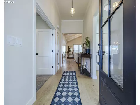 Entry Way - 1068 Kintzley Ave, Springfield, OR 97478 photo 1 of 2