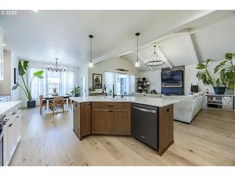 Kitchen - 1068 Kintzley Ave, Springfield, OR 97478 photo 3 of 4