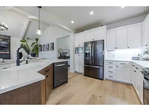 Kitchen - 1068 Kintzley Ave, Springfield, OR 97478 photo 2 of 4