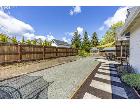 Exterior - 1068 Kintzley Ave, Springfield, OR 97478 photo 4 of 5