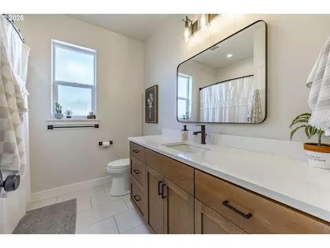 Bath - 1068 Kintzley Ave, Springfield, OR 97478 photo 1 of 3