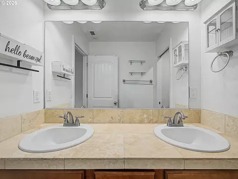 Bath - 37935 Killarney St, Sandy, OR 97055 photo 2 of 5
