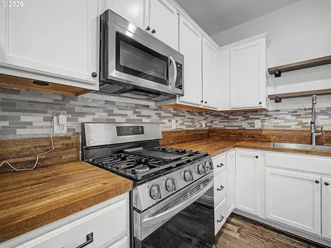 Kitchen - 37935 Killarney St, Sandy, OR 97055 photo 3 of 3
