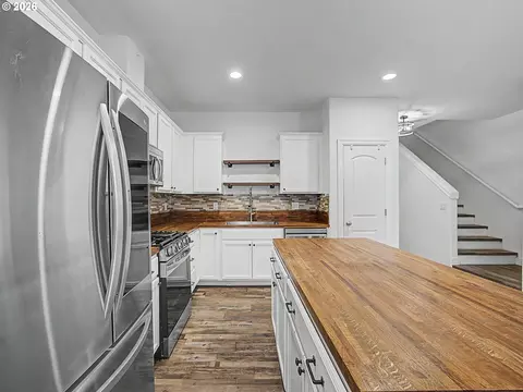 Kitchen - 37935 Killarney St, Sandy, OR 97055 photo 1 of 3