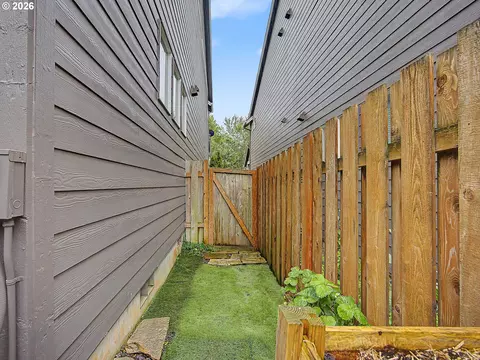 Exterior - 37935 Killarney St, Sandy, OR 97055 photo 10 of 11